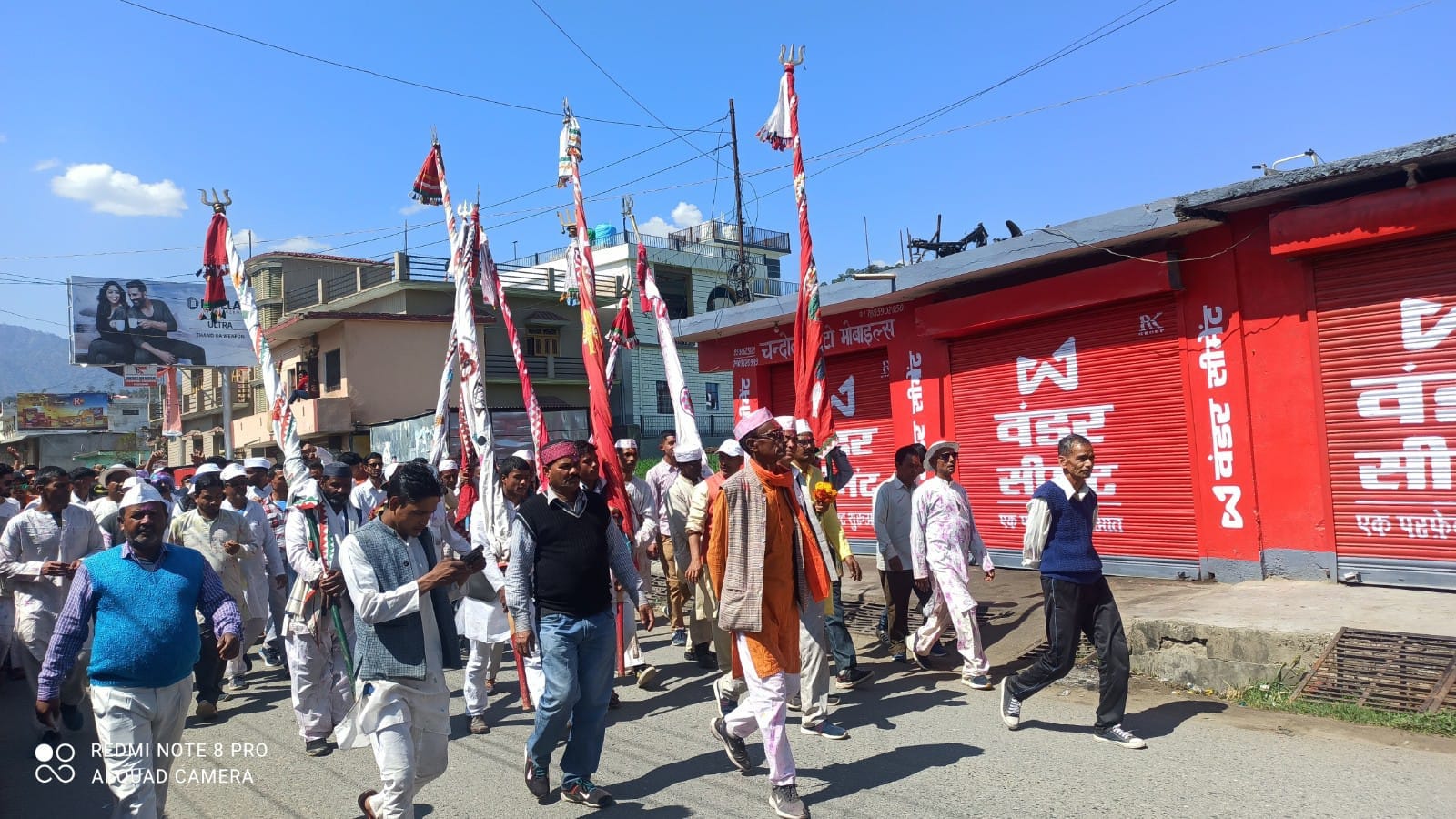 बागेश्वर के बागनाथ मंदिर में होली गीतों पर झूमते होल्यार। संवाद बागेश्वर के बागनाथ मंदिर में होली गीतों पर झूमते होल्यार। संवाद