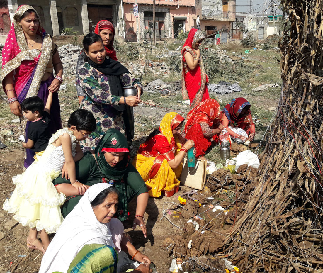 बड़ौत की शिव मूर्ति के पास पूजा अर्चना करती श्रद्धालु बड़ौत की शिव मूर्ति के पास पूजा अर्चना करती श्रद्धालु