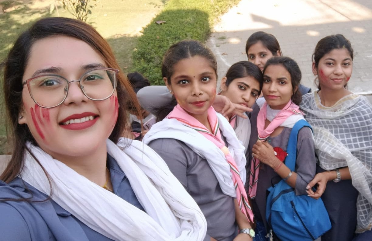 एक्-दूसरे को गुलाल लगाते स्कूली बच्चे एक्-दूसरे को गुलाल लगाते स्कूली बच्चे
