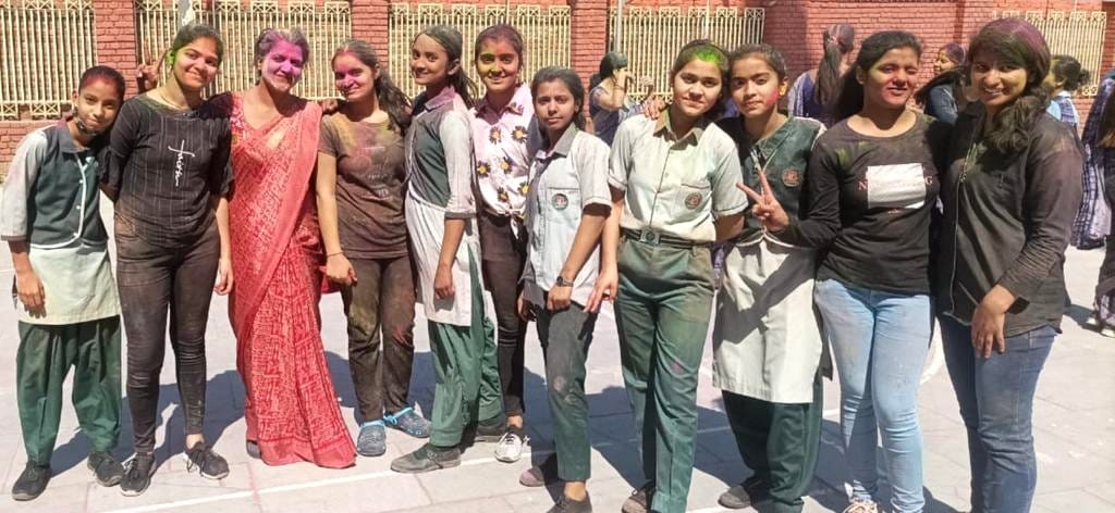 एक्-दूसरे को गुलाल लगाते स्कूली बच्चे एक्-दूसरे को गुलाल लगाते स्कूली बच्चे