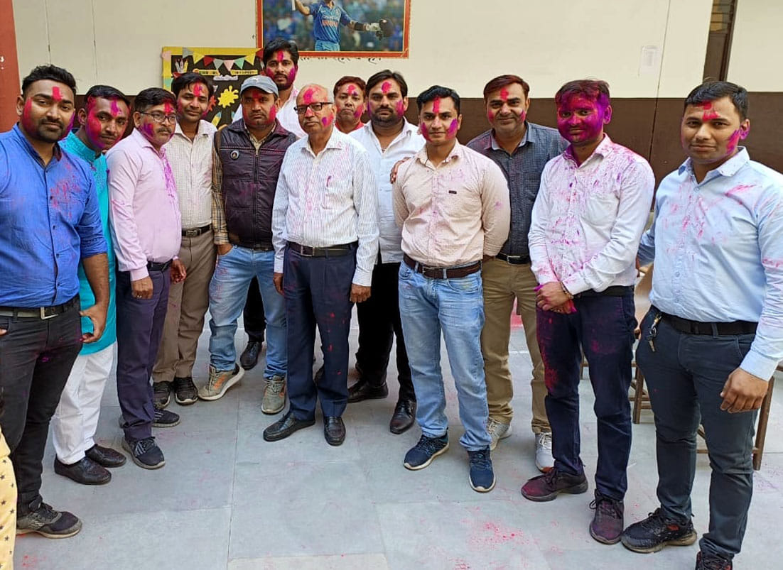 एक्-दूसरे को गुलाल लगाते स्कूली बच्चे एक्-दूसरे को गुलाल लगाते स्कूली बच्चे