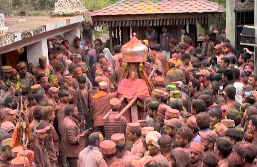 कुल्लू में होली उत्सव मनाती विदेशी महिला।-संवाद कुल्लू में होली उत्सव मनाती विदेशी महिला।-संवाद