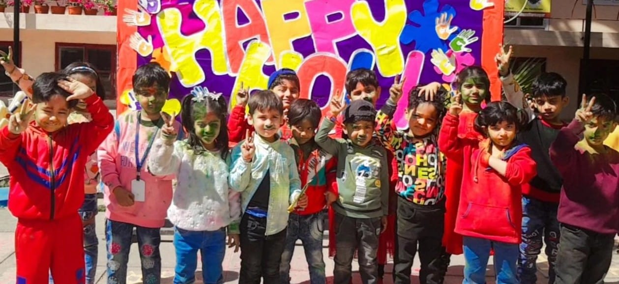 नगर के बचपन प्ले स्कूल में होली मनाते बच्चें।
