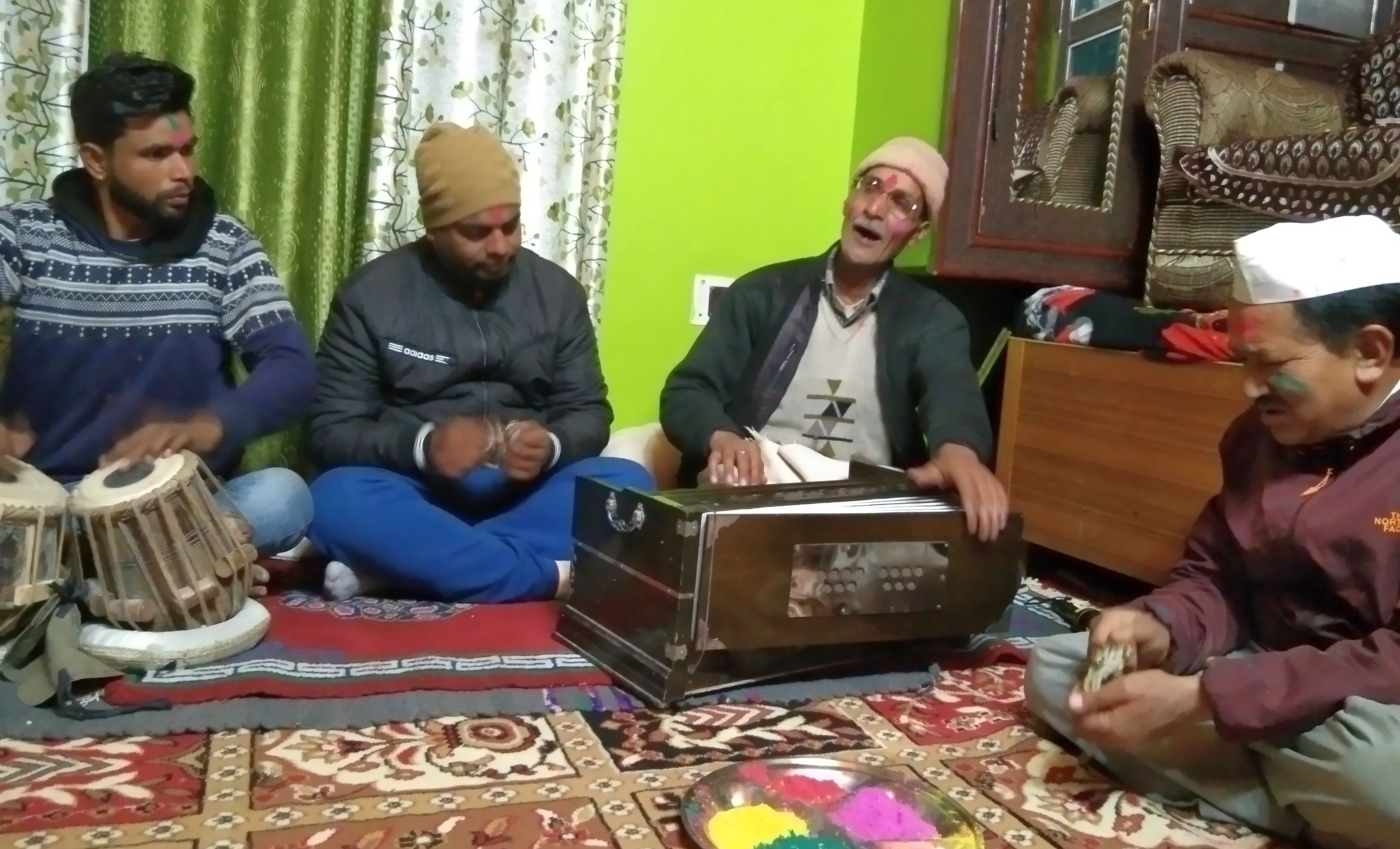पिथौरागढ़ में होली गायन करते कलाकार। संवाद पिथौरागढ़ में होली गायन करते कलाकार। संवाद