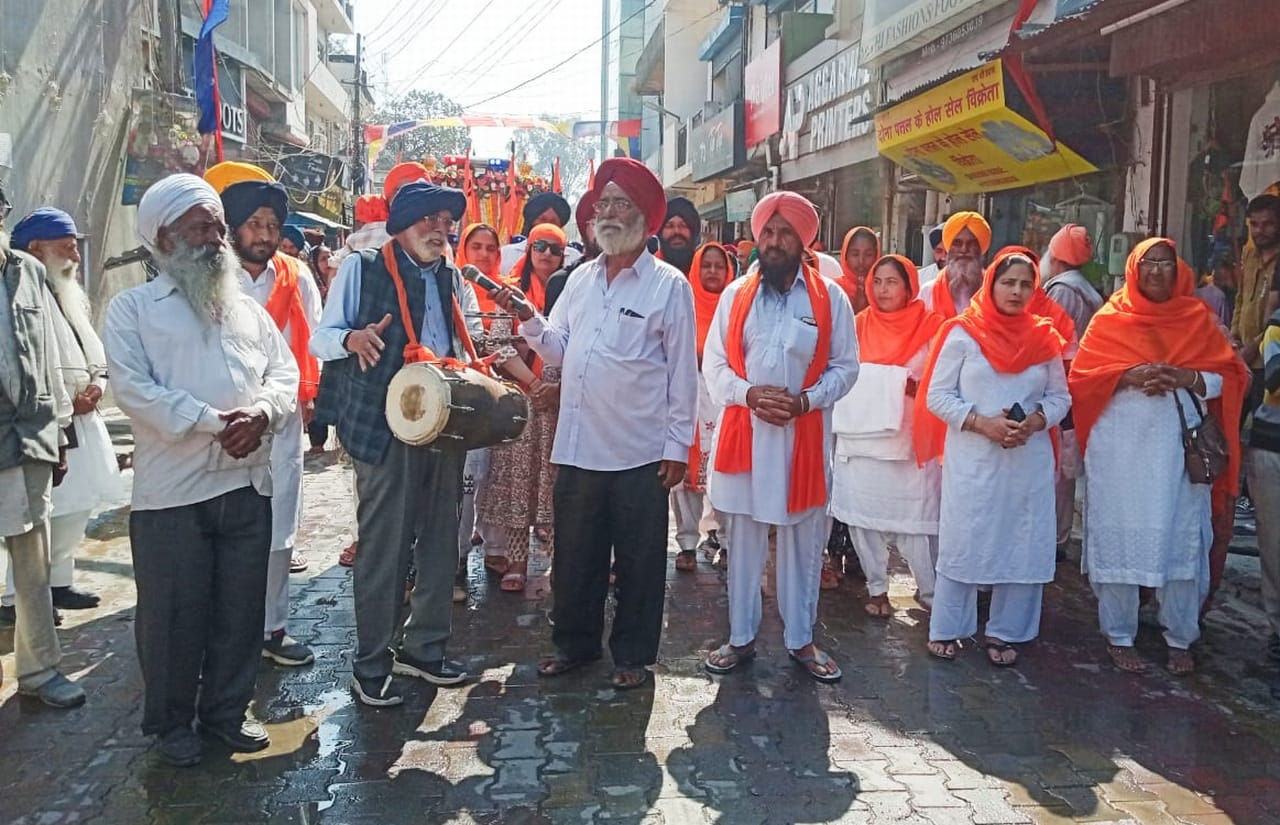 पांवटा में होली मेले के शुभारंभ पर नगर कीर्तन की अगुवाई करते पंज प्यारे। संवाद पांवटा में होली मेले के शुभारंभ पर नगर कीर्तन की अगुवाई करते पंज प्यारे। संवाद