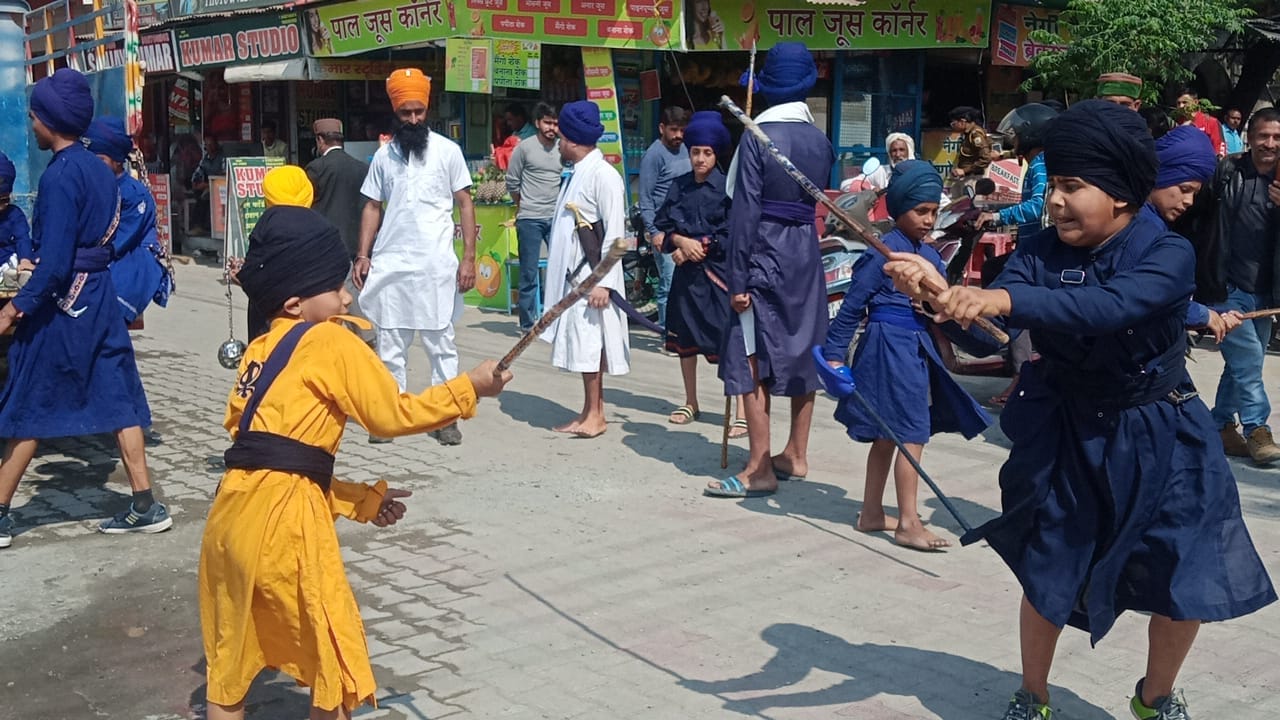 पांवटा में होली मेले के शुभारंभ पर नगर कीर्तन की अगुवाई करते पंज प्यारे। संवाद पांवटा में होली मेले के शुभारंभ पर नगर कीर्तन की अगुवाई करते पंज प्यारे। संवाद
