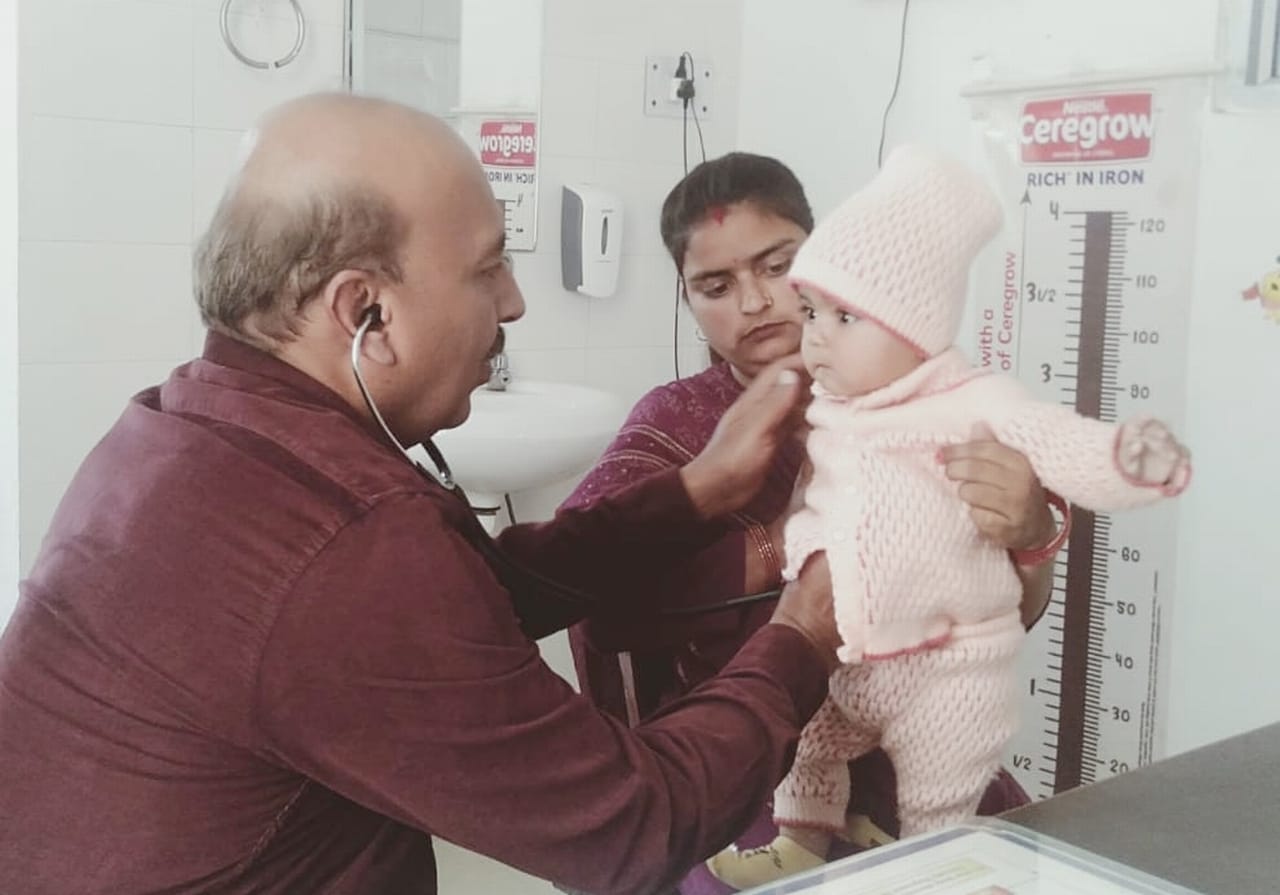 सिविल अस्पताल पांवटा में चिकित्सकों के कक्ष के बाहर लगीं मरीजों की कतारें। संवाद सिविल अस्पताल पांवटा में चिकित्सकों के कक्ष के बाहर लगीं मरीजों की कतारें। संवाद