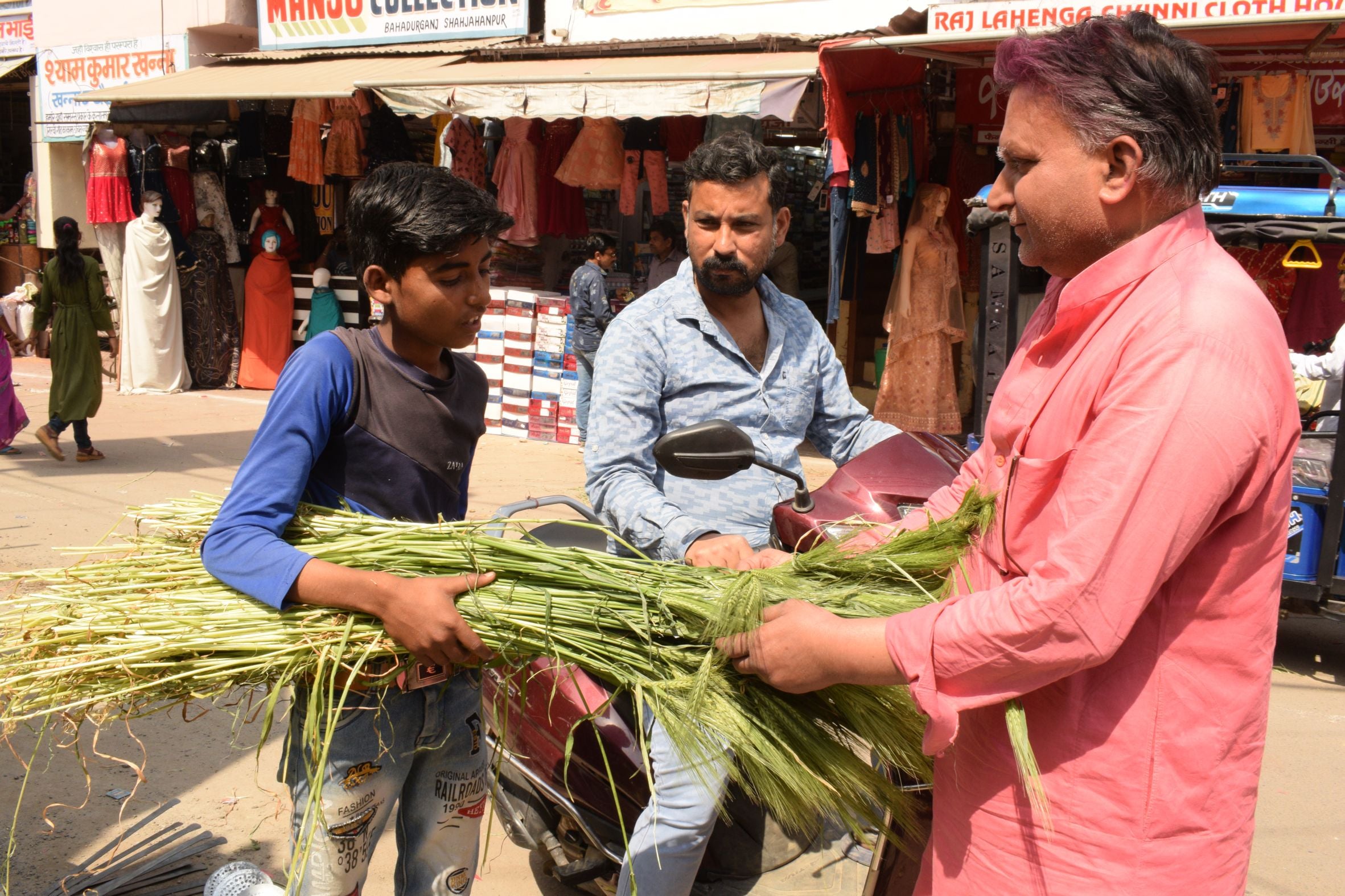शाहजहांपुर के बहादुरगंज बाजार में होली के लिए पिचकारी खरीदते लोग । संवाद शाहजहांपुर के बहादुरगंज बाजार में होली के लिए पिचकारी खरीदते लोग । संवाद