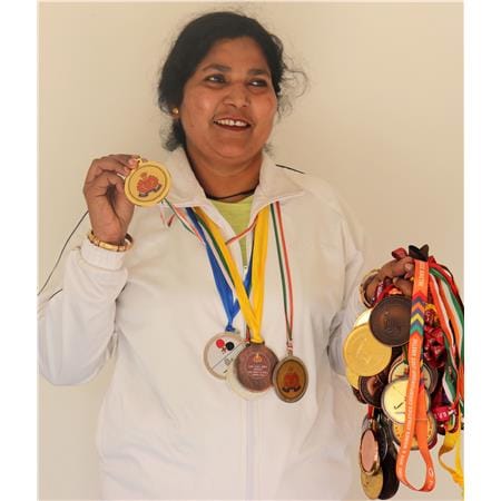 शाहजहांपुर में रेडिमेड कपड़ों को दिखाते नम्रता सिंह।