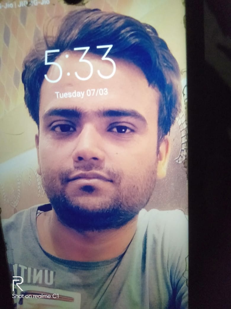 शाहजहांपुर में राजकीय मेडिकल कॉलेज में रोता-बिलखता मोहित का भाई रोहित। संवाद