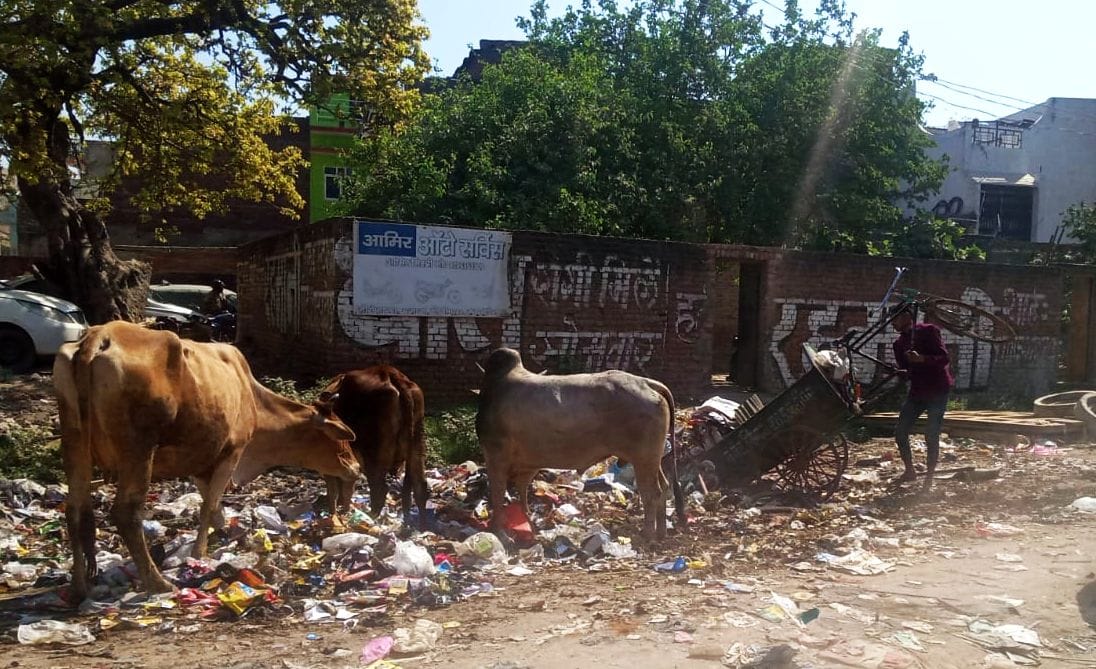शहर में पुराना एआरटीओ कार्यालय के पास जलता कूड़ा