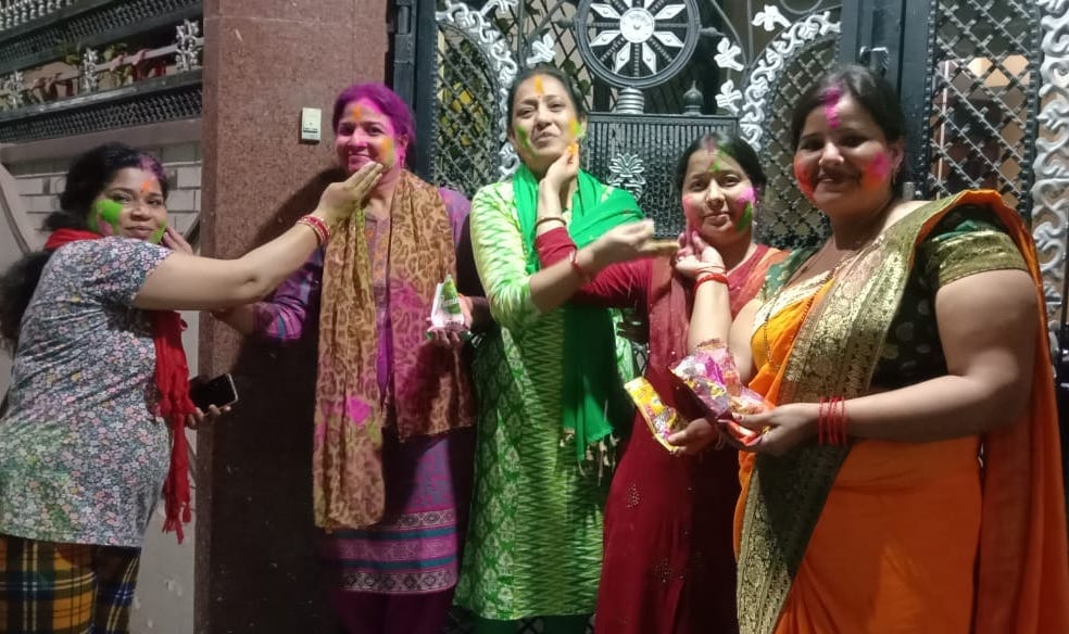 बिजनौर में दुल्हैंडी पर रंग में सराबोर युवती। बिजनौर में दुल्हैंडी पर रंग में सराबोर युवती।