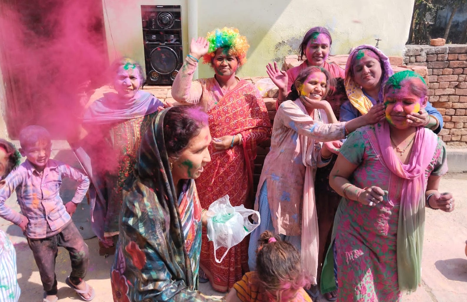बिजनौर में दुल्हैंडी पर रंग में सराबोर युवती। बिजनौर में दुल्हैंडी पर रंग में सराबोर युवती।