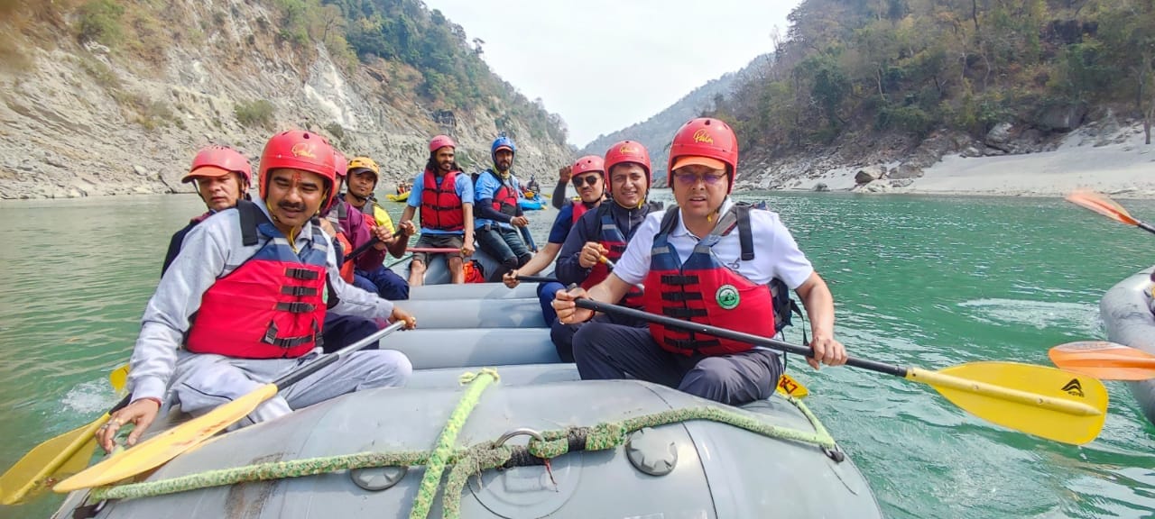 पूर्णागिरि मेले के उद्घाटन कार्यक्रम में कलश यात्रा के साथ मुख्यमंत्री का स्वागत करती महिलाएं। 