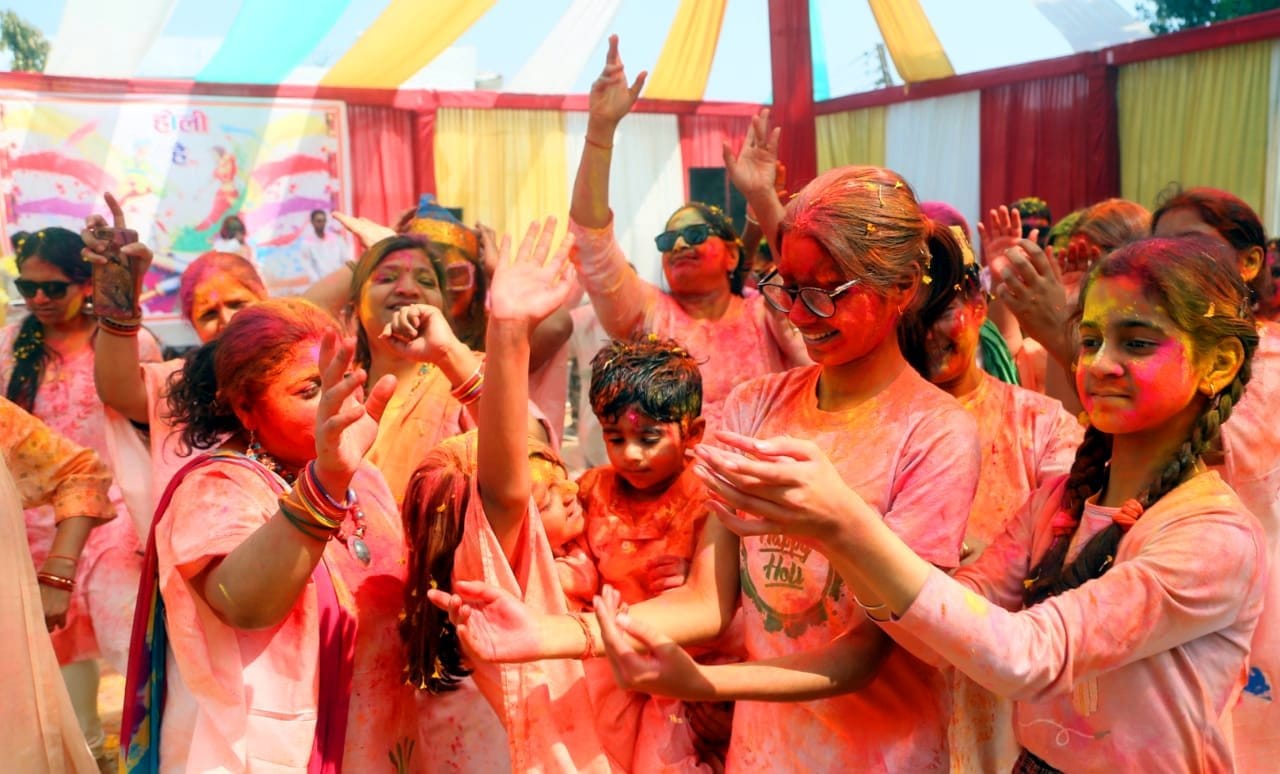 संकटा देवी के रंगउत्सव में डीजे पर धमाल मचातीं महिलाएं संकटा देवी के रंगउत्सव में डीजे पर धमाल मचातीं महिलाएं
