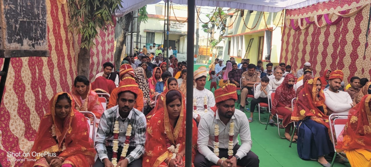 शामली ब्लाक कार्यालय पर आयोजित मुख्यमंत्री सामुहिक विवाह समारेह में वर वधू को प्रमण प्रत्र देते शामली ब्लाक कार्यालय पर आयोजित मुख्यमंत्री सामुहिक विवाह समारेह में वर वधू को प्रमण प्रत्र देते