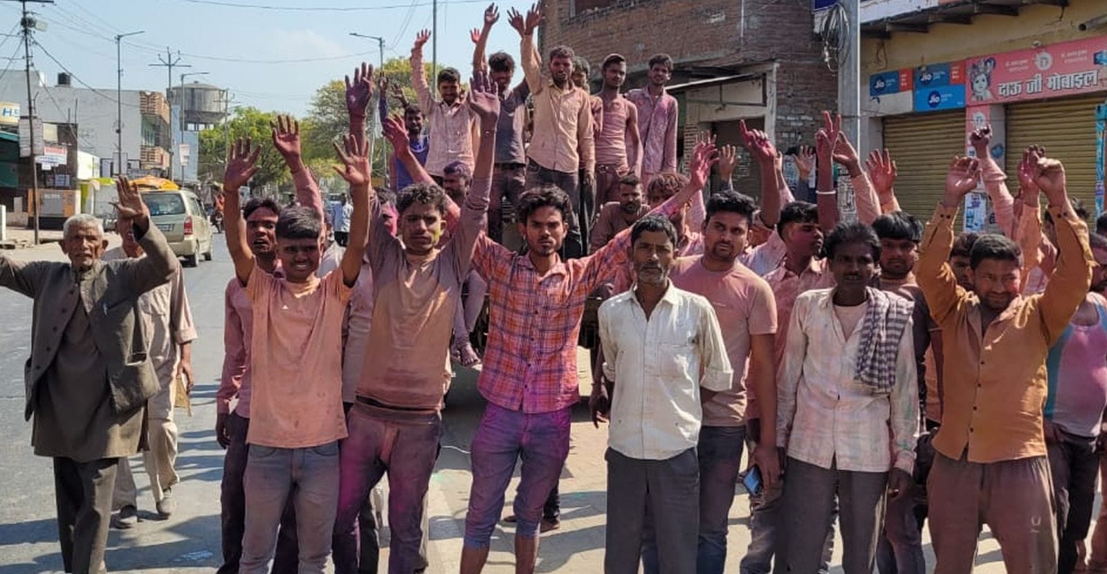(09 बीडीएन-16)ग्राम पुसगवां में सड़क पर पड़े ईंट पत्थर।संवाद