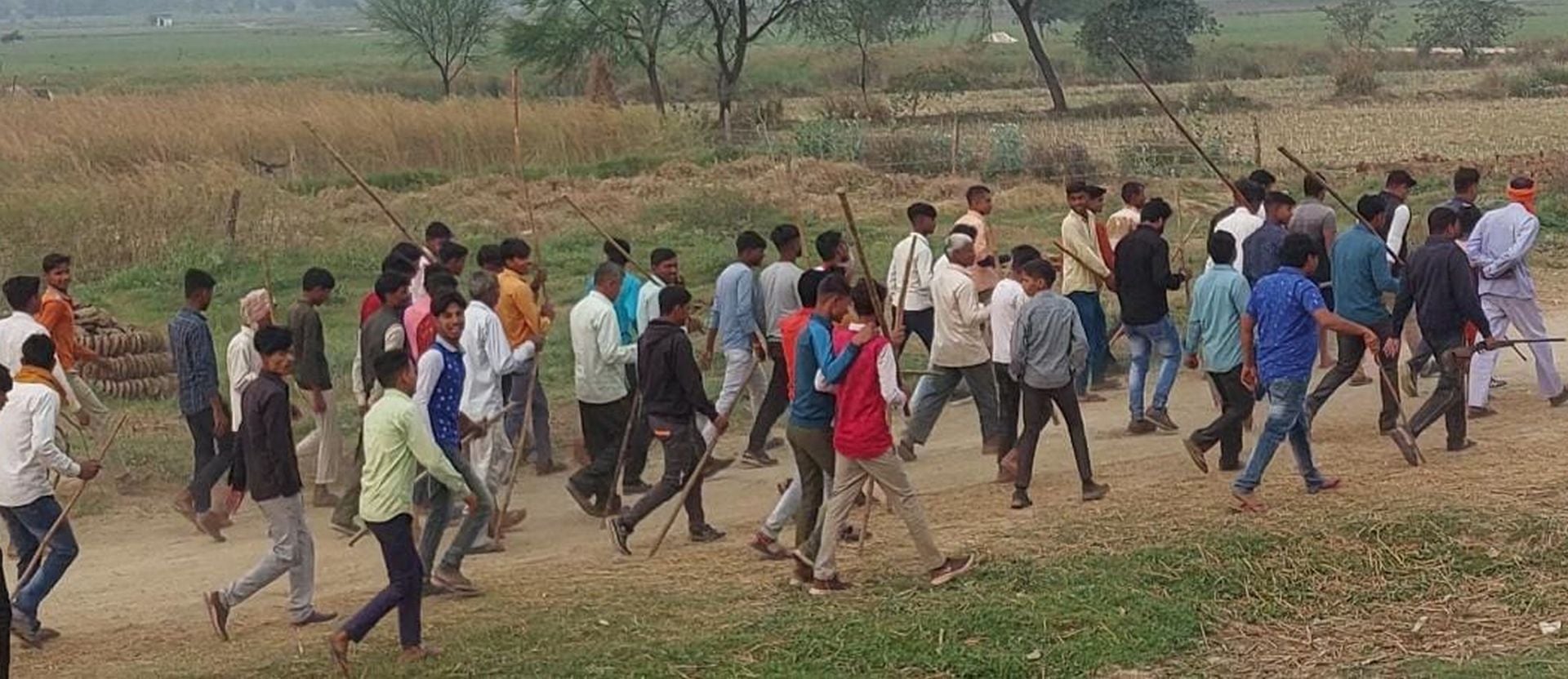 फोटो-09बीडीएन14, रोटा गांव में कंबिंग करते ग्रामीण। संवाद फोटो-09बीडीएन14, रोटा गांव में कंबिंग करते ग्रामीण। संवाद