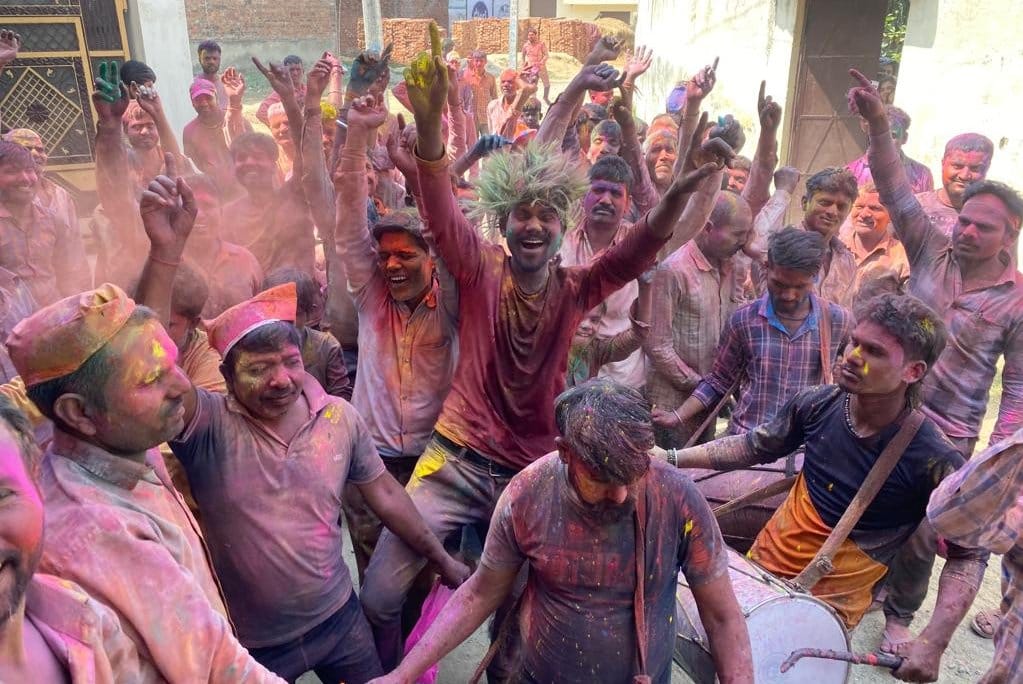 नजीबाबाद के रमेशनगर में होली पर थिरकती महिलाएं। नजीबाबाद के रमेशनगर में होली पर थिरकती महिलाएं।