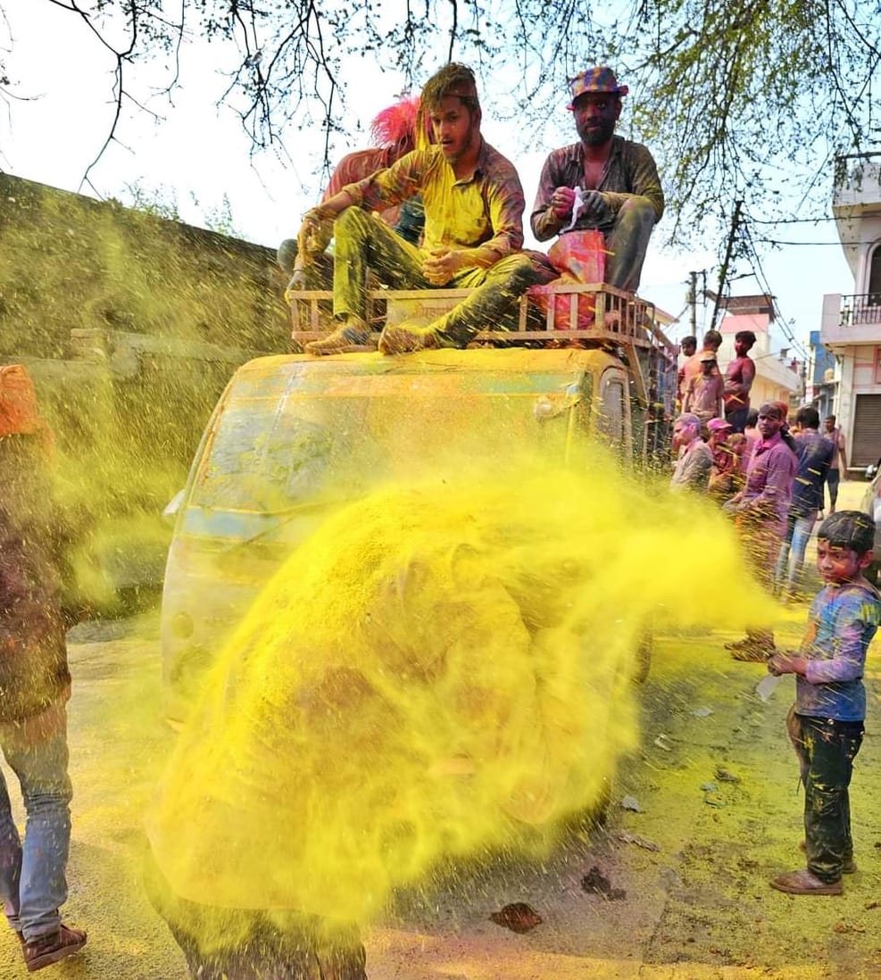 राजा का ताजपुर में बुल्डोजर के साथ दुल्हैंडी का जुलूस निकालते हुरियारे।