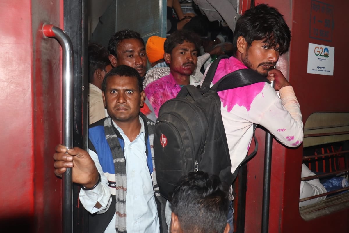 रोडवेज बस अड्डे पर बस के इंतजार में भटकते यात्री-संवाद रोडवेज बस अड्डे पर बस के इंतजार में भटकते यात्री-संवाद