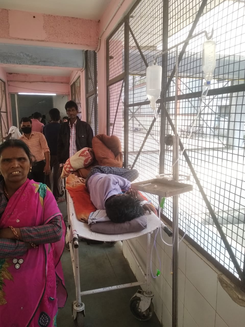 शाहजहांपुर के राजकीय मेडिकल कॉलेज में बेड पर लेटे मरीज। संवाद शाहजहांपुर के राजकीय मेडिकल कॉलेज में बेड पर लेटे मरीज। संवाद