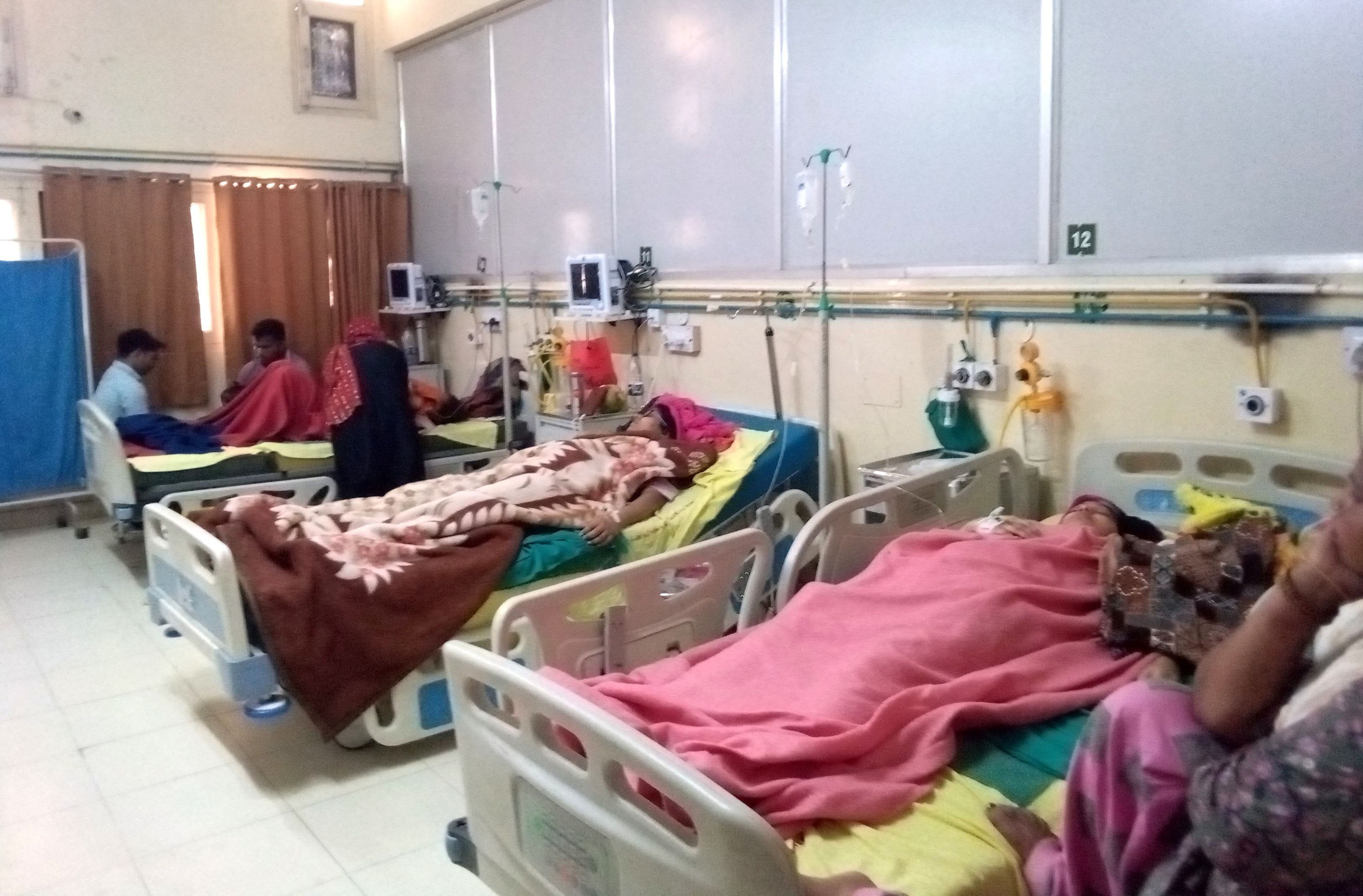 ोटो 03: नागरिक अस्पताल में जच्चा को नवजात का जन्म प्रमाणपत्र देते जन्म मृत्यु विभाग के रजिस्ट्र ोटो 03: नागरिक अस्पताल में जच्चा को नवजात का जन्म प्रमाणपत्र देते जन्म मृत्यु विभाग के रजिस्ट्र