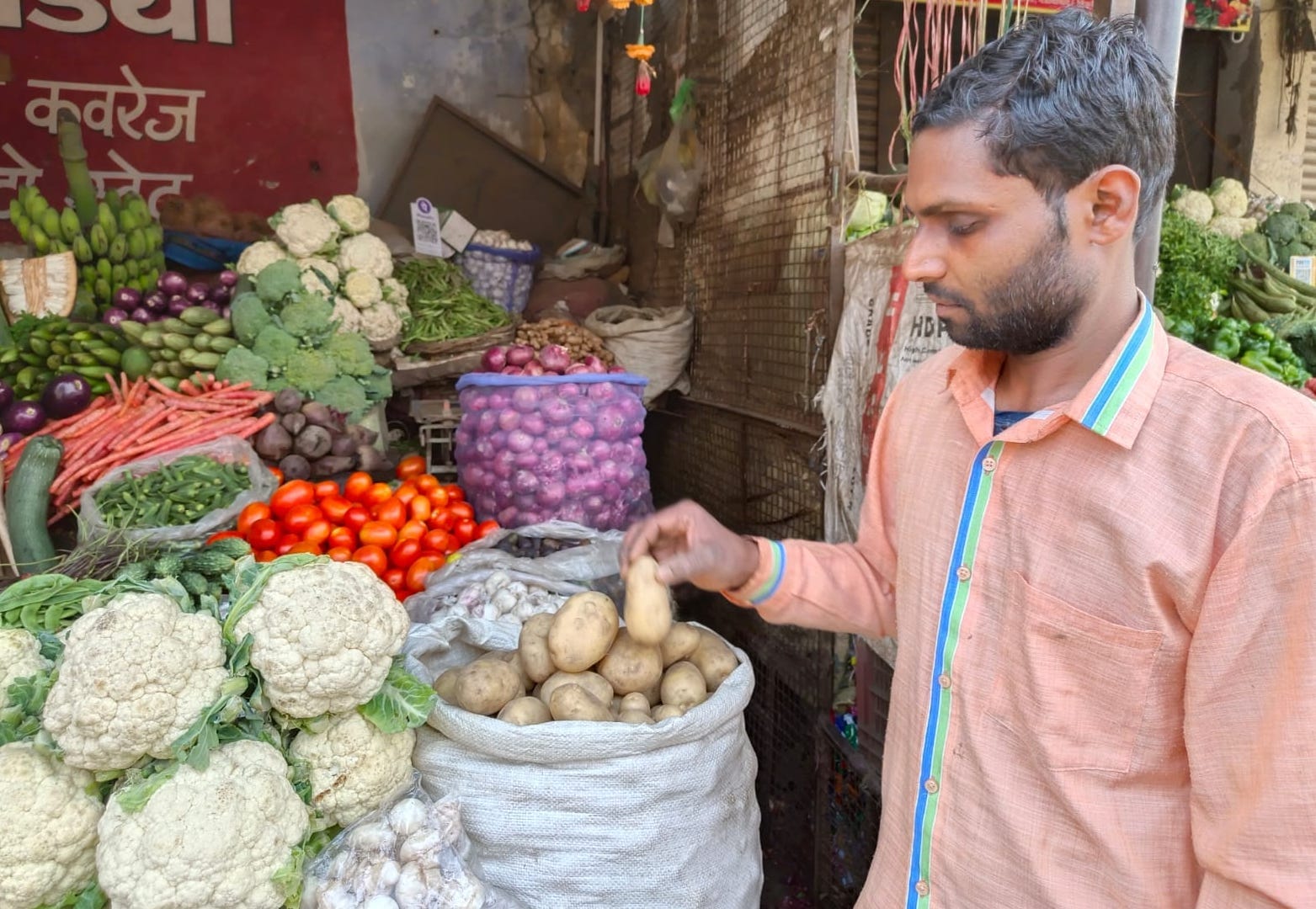 धामपुर में बड़ी मंडी में फुटकर आलू बेचता व्यापारी