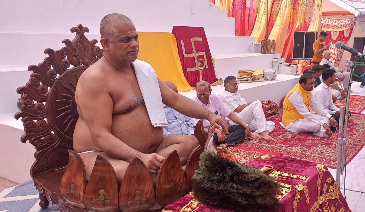 जलालाबाद   जैन मंदिर में आयोजित रथ यात्रा महोत्सव में विधायक अशरफ अली व  चेयरमैन गफफार  का स्वा