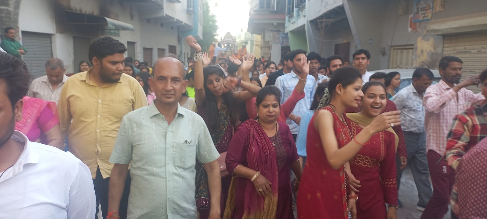 जलालाबाद   जैन मंदिर में आयोजित रथ यात्रा महोत्सव में विधायक अशरफ अली व  चेयरमैन गफफार  का स्वा