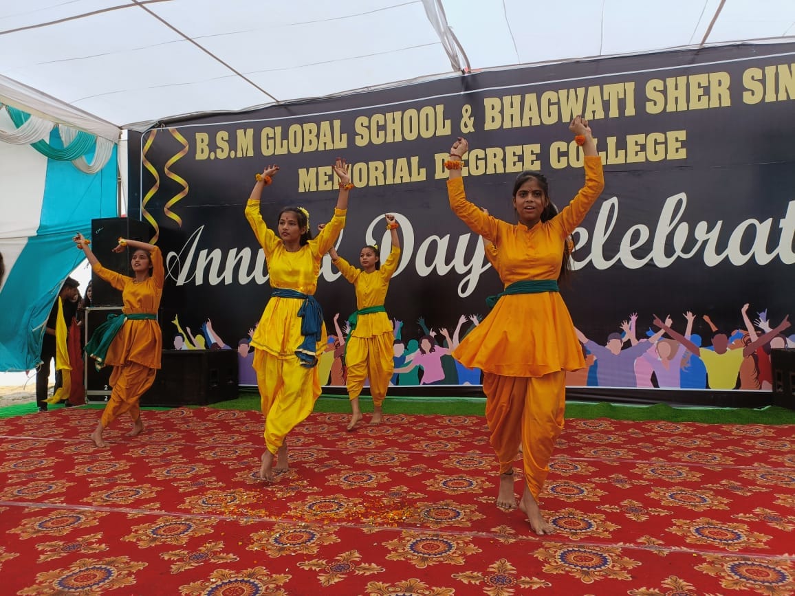जलालाबाद में बीएसएम ग्लोबल स्कूल के कार्यक्रम में राज्यमंत्री कुंवर ब्रिजेश सिंह का स्वागत करते जलालाबाद में बीएसएम ग्लोबल स्कूल के कार्यक्रम में राज्यमंत्री कुंवर ब्रिजेश सिंह का स्वागत करते