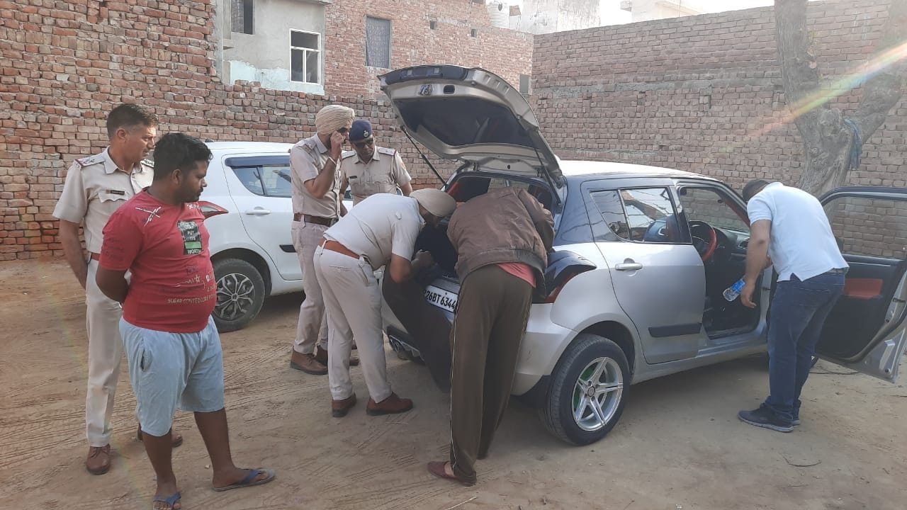 शहर में चेकिंग के दौरान पुलिसकर्मियों के साथ गली में पैदल जाते डीएसपी सुभाष चंद्र।