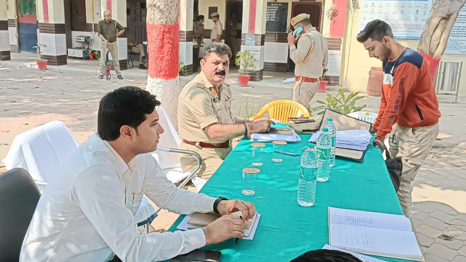 शामली कोतवाली में आयोजित समाधान दिवस में शिकायत सुनते डीएम एसपी शामली कोतवाली में आयोजित समाधान दिवस में शिकायत सुनते डीएम एसपी
