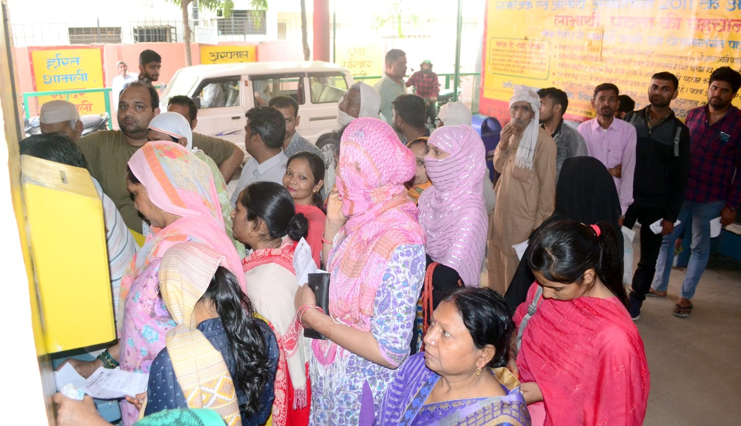 शामली सीएचसी में दवाई लेने के लिये ओषघी कक्ष पर मरीजो की लगी भीड शामली सीएचसी में दवाई लेने के लिये ओषघी कक्ष पर मरीजो की लगी भीड