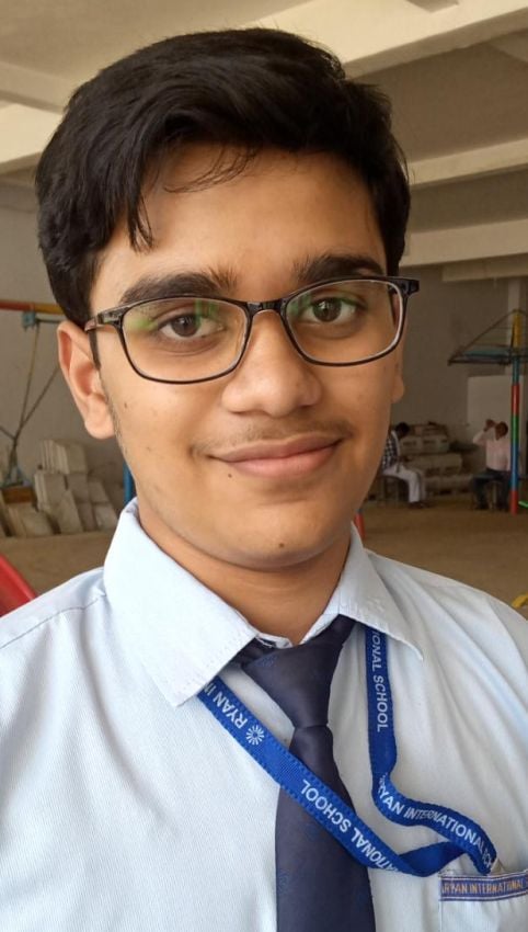 तक्षशिला पब्लिक स्कूल से गणित का पेपर देकर निकलते सीबीएसई के परीक्षार्थी । संवाद तक्षशिला पब्लिक स्कूल से गणित का पेपर देकर निकलते सीबीएसई के परीक्षार्थी । संवाद
