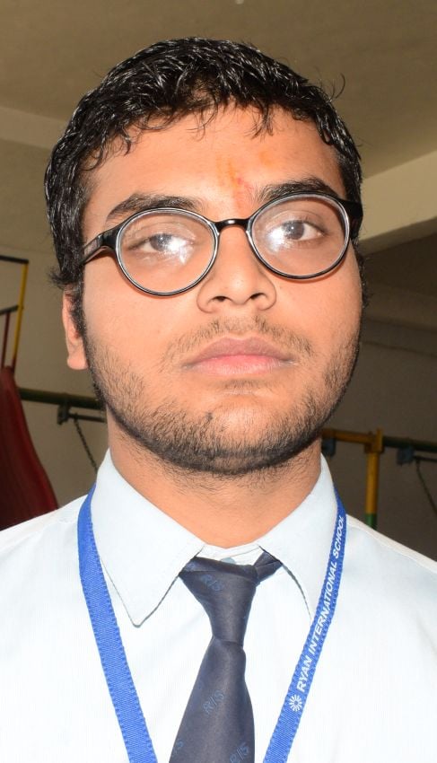 तक्षशिला पब्लिक स्कूल से गणित का पेपर देकर निकलते सीबीएसई के परीक्षार्थी । संवाद तक्षशिला पब्लिक स्कूल से गणित का पेपर देकर निकलते सीबीएसई के परीक्षार्थी । संवाद