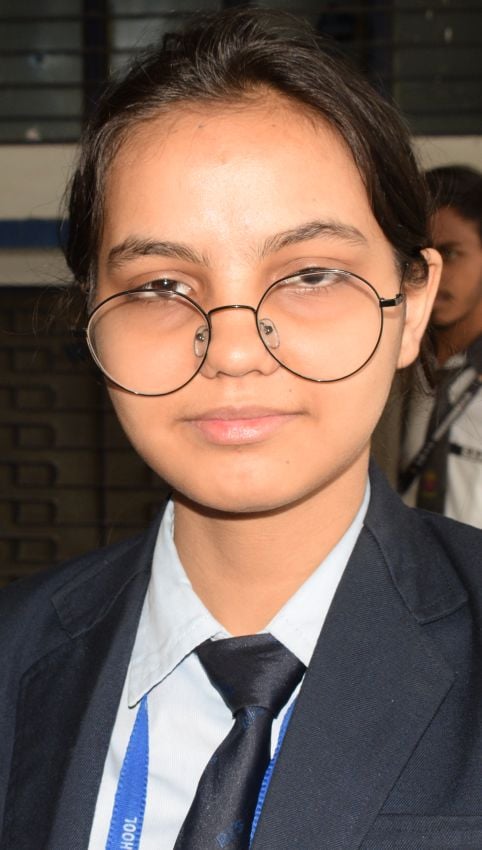 तक्षशिला पब्लिक स्कूल से गणित का पेपर देकर निकलते सीबीएसई के परीक्षार्थी । संवाद तक्षशिला पब्लिक स्कूल से गणित का पेपर देकर निकलते सीबीएसई के परीक्षार्थी । संवाद