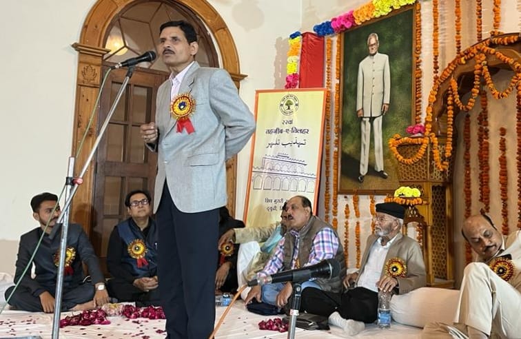 तिलहर में आयोजित कवि सम्मेलन एवं मुशायरे को सुनते श्रोतागण । संवाद