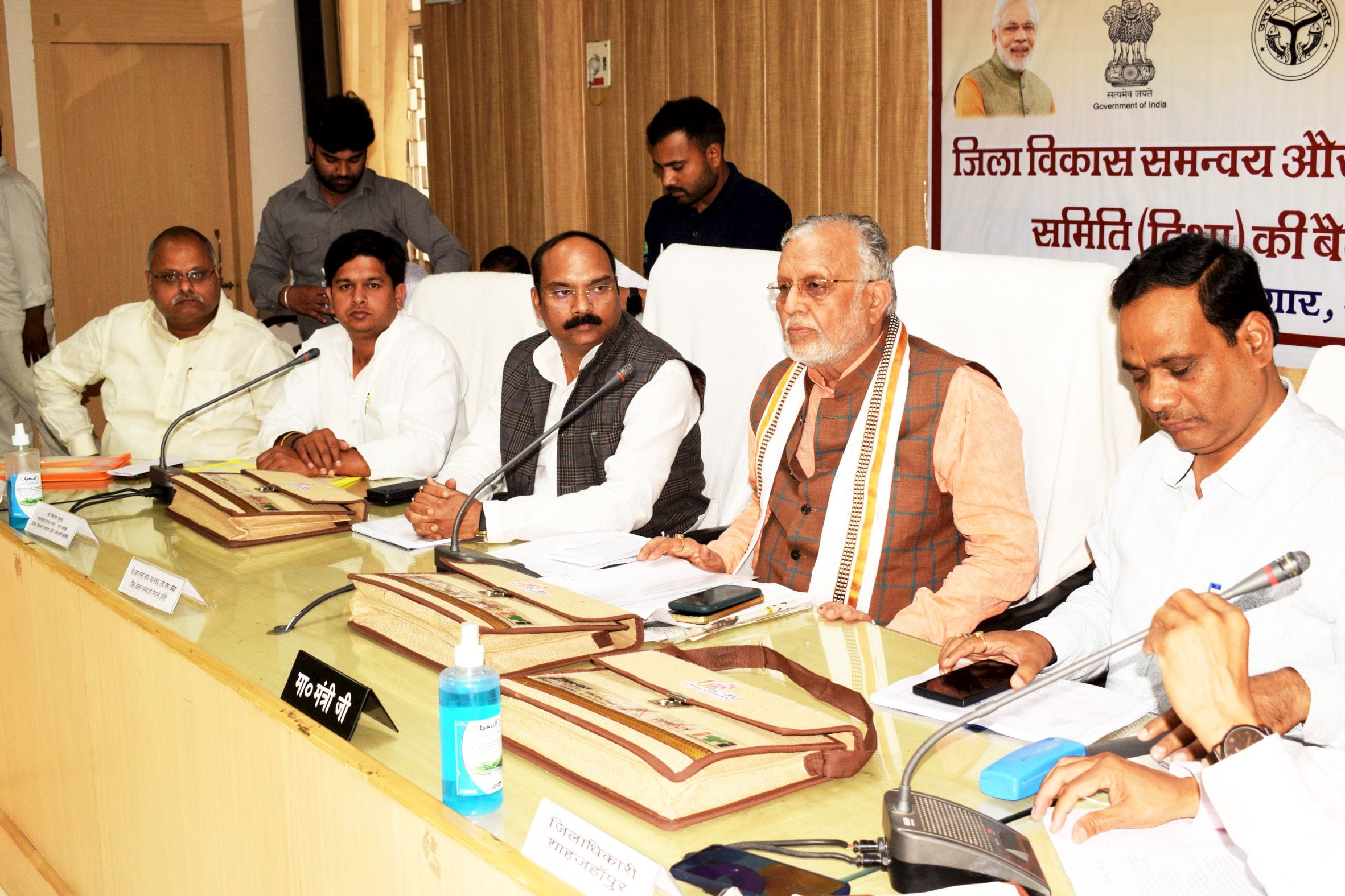 विकास भवन सभागार में जिला विकास समन्वय और निगरानी समिति की बैठक में उपस्थित अधिकारी। संवाद