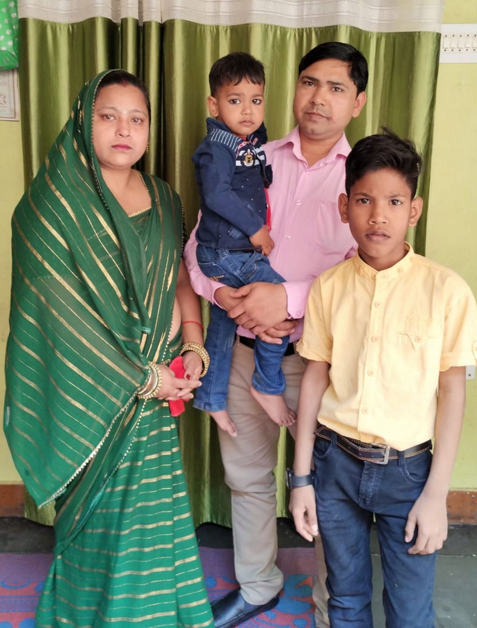 (12 बीडीएन-21)थाना विनावर में खड़े लूटपाट के पीड़ित के परिजन।संवाद (12 बीडीएन-21)थाना विनावर में खड़े लूटपाट के पीड़ित के परिजन।संवाद