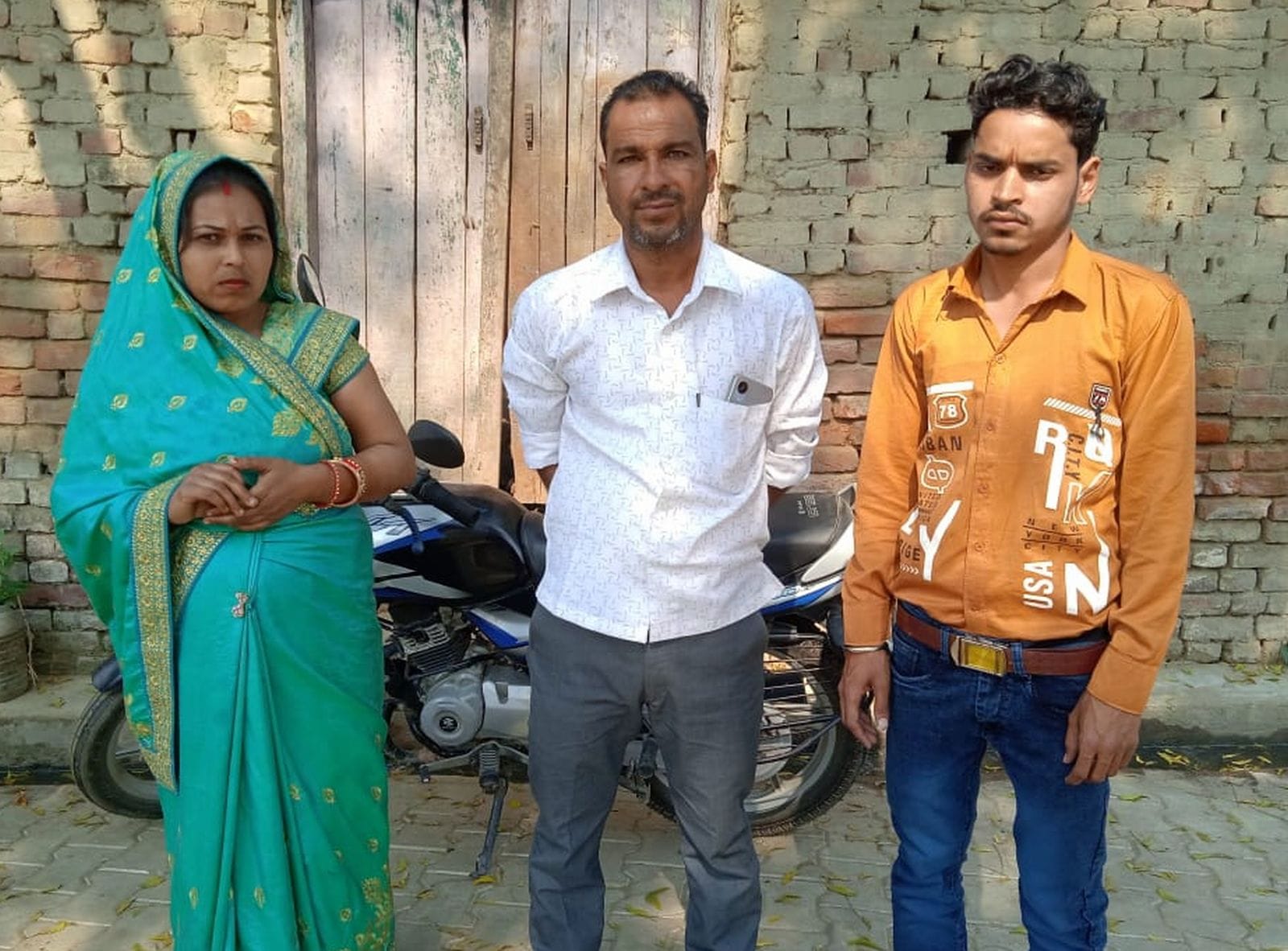 (12 बीडीएन-21)थाना विनावर में खड़े लूटपाट के पीड़ित के परिजन।संवाद (12 बीडीएन-21)थाना विनावर में खड़े लूटपाट के पीड़ित के परिजन।संवाद