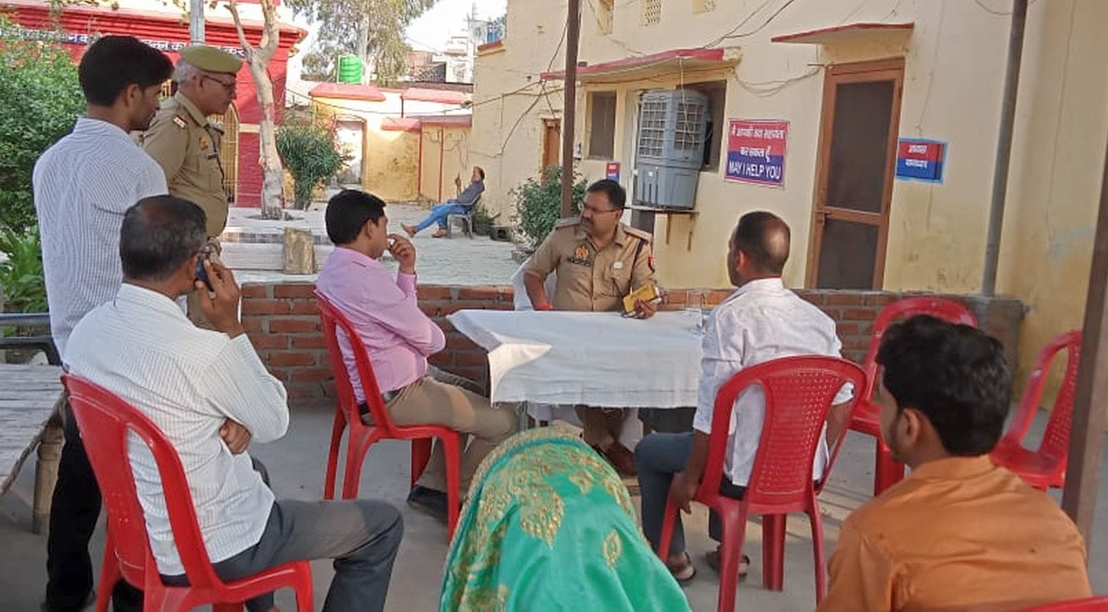 (12 बीडीएन-21)थाना विनावर में खड़े लूटपाट के पीड़ित के परिजन।संवाद (12 बीडीएन-21)थाना विनावर में खड़े लूटपाट के पीड़ित के परिजन।संवाद