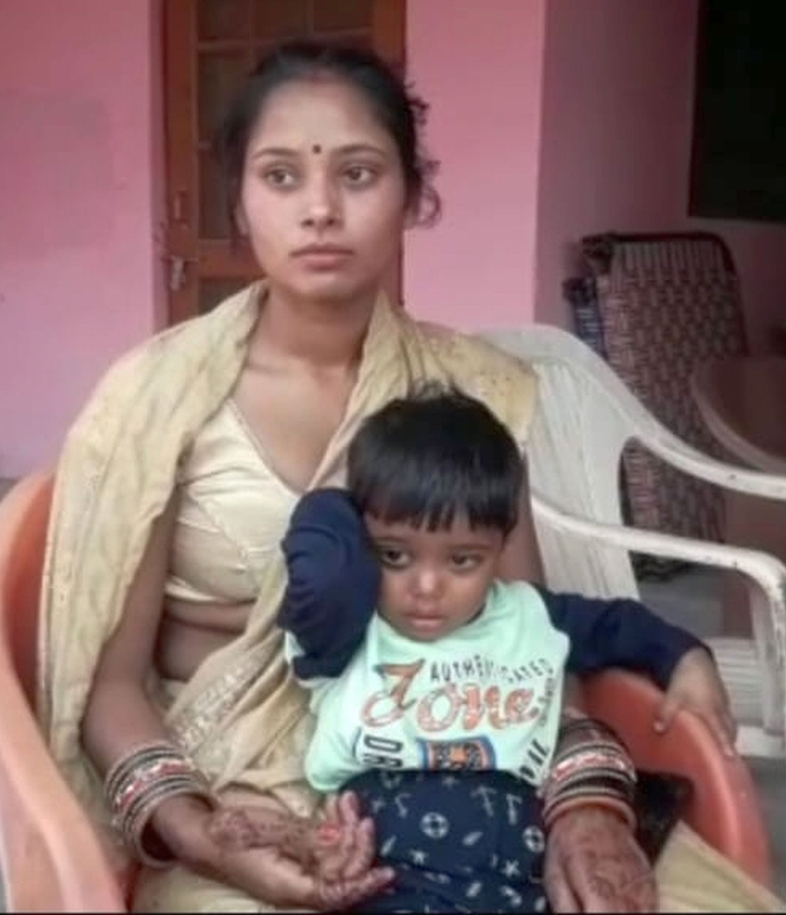 (12 बीडीएन-21)थाना विनावर में खड़े लूटपाट के पीड़ित के परिजन।संवाद (12 बीडीएन-21)थाना विनावर में खड़े लूटपाट के पीड़ित के परिजन।संवाद