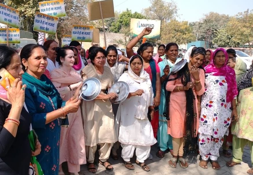 फोटो 37: सेक्टर-14 में सांसद आवास के बाहर थाली बजाकर प्रदर्शन करते महिला कांग्रेस कार्यकर्ता। स फोटो 37: सेक्टर-14 में सांसद आवास के बाहर थाली बजाकर प्रदर्शन करते महिला कांग्रेस कार्यकर्ता। स