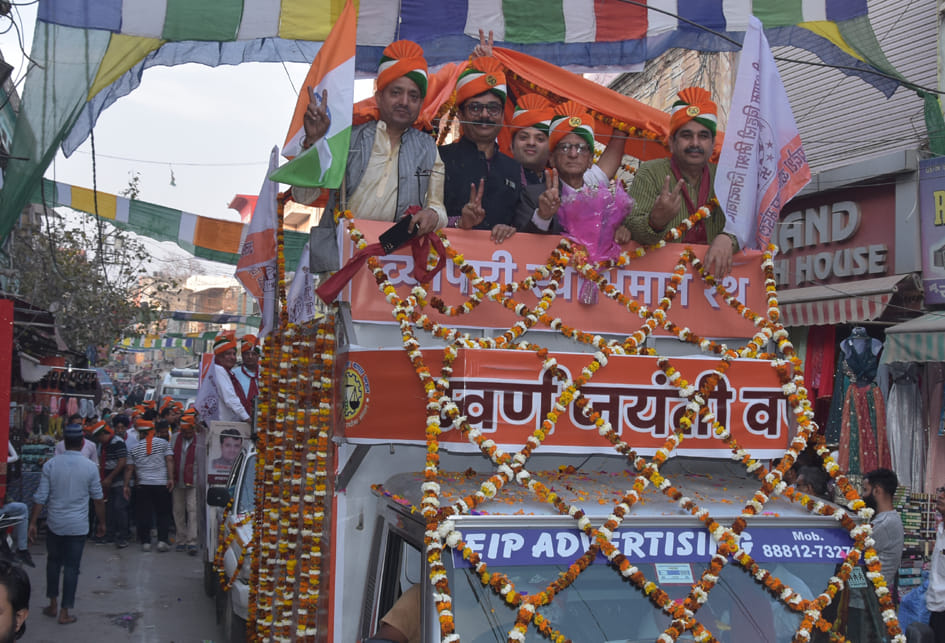 शहीदगंज में व्यापारी स्वाभिमान यात्रा का स्वागत करते व्यापारी शहीदगंज में व्यापारी स्वाभिमान यात्रा का स्वागत करते व्यापारी