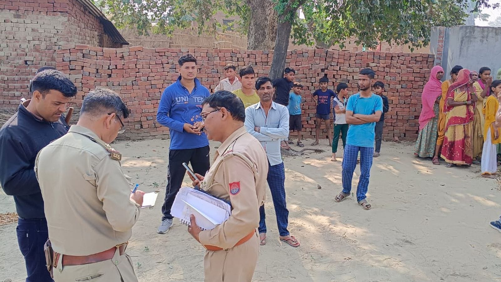 (13 बीडीएन-28)इसी पेड़ पर लटक कर प्रेमी युगल ने दी जान।संवाद (13 बीडीएन-28)इसी पेड़ पर लटक कर प्रेमी युगल ने दी जान।संवाद