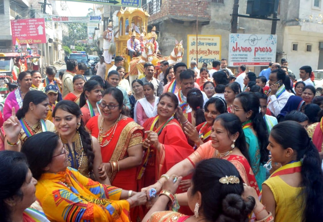 नई मंडी के शान्तिनाथ जैन मंदिर से निकाली गई रथ यात्रा में शामिल श्रद्वालु।
