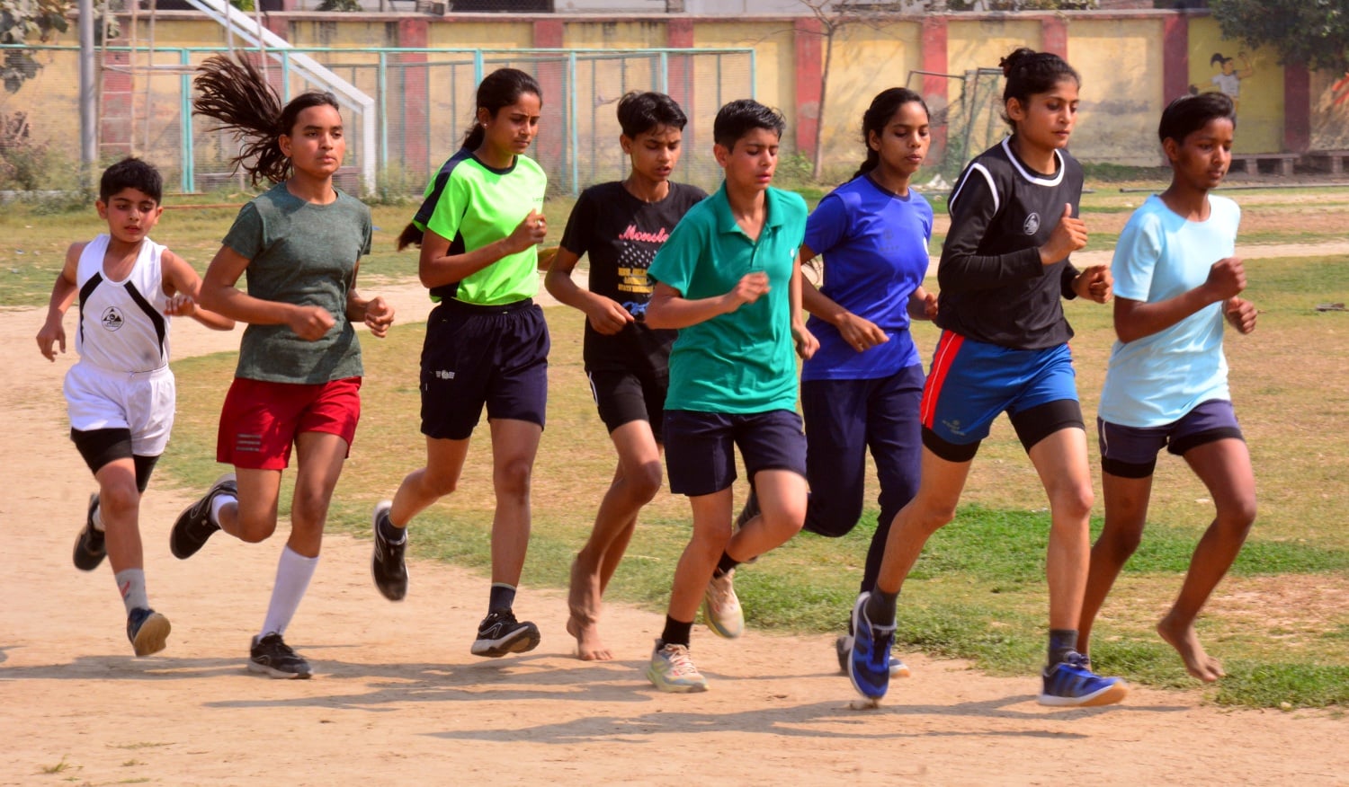 स्पोर्ट्स स्टेडियम में जिला स्तरीय बालक-बालिका एथलेटिक्स प्रतियोगिता में लंबी कूद में  प्रतिभाग