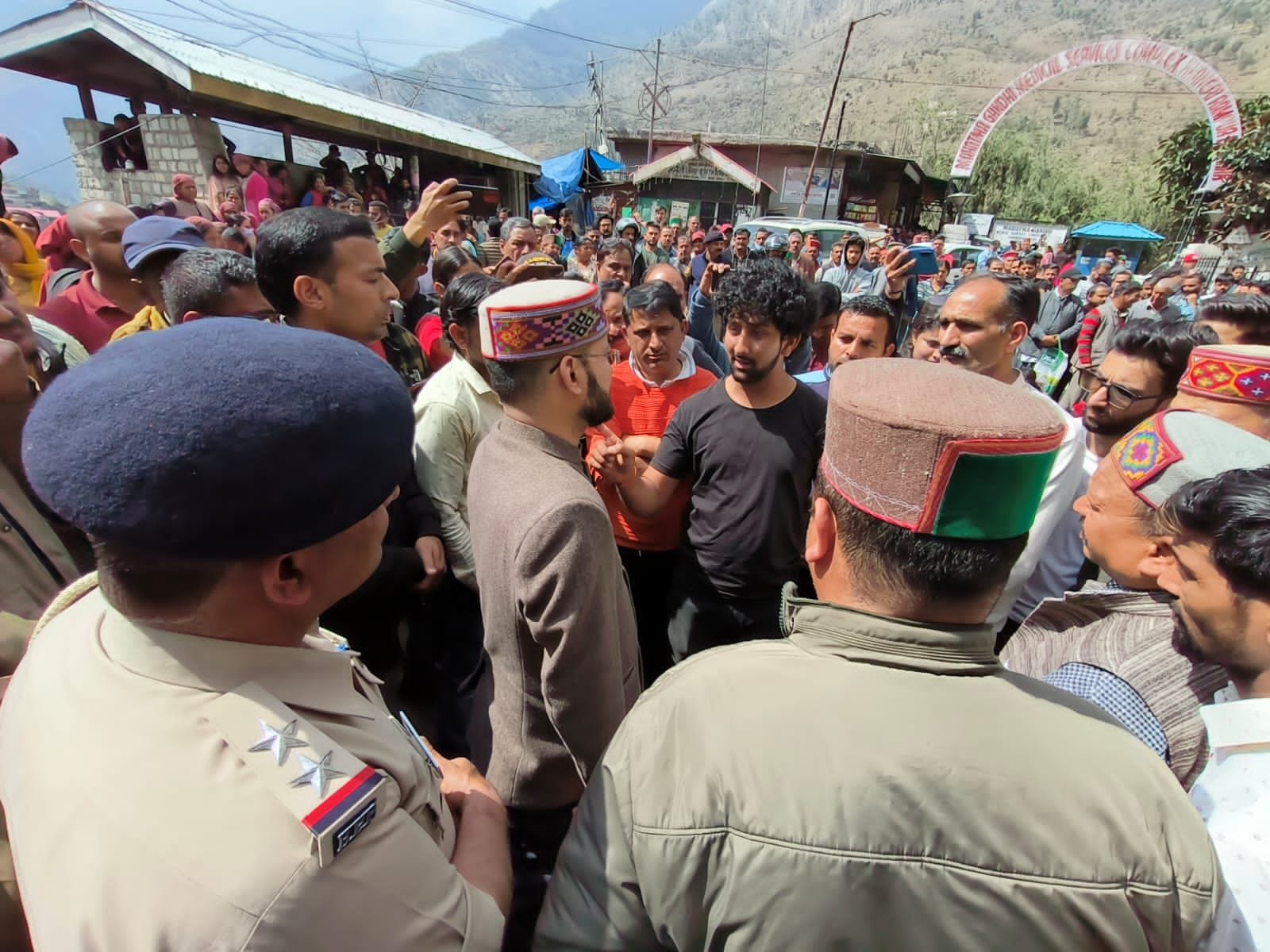 युवकों की मौत के बाद खनेरी अस्पताल के बाहर चक्का जाम करते परिजन और उनके रिश्तेदार युवकों की मौत के बाद खनेरी अस्पताल के बाहर चक्का जाम करते परिजन और उनके रिश्तेदार