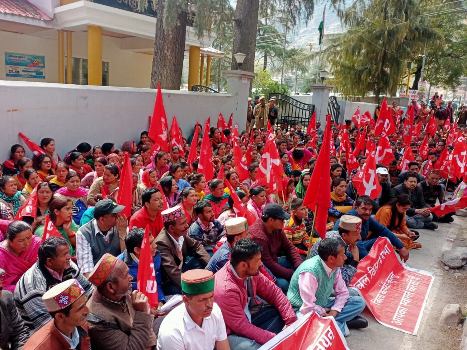 ढालपुर में उपायुक्त कार्यालय के बाहर धरना देते वामपंथी संगठन के कार्यकर्ता। संवाद। ढालपुर में उपायुक्त कार्यालय के बाहर धरना देते वामपंथी संगठन के कार्यकर्ता। संवाद।